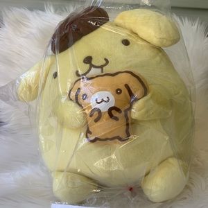 Pompompurin holding muffin plush
